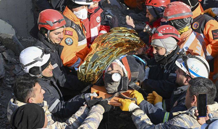 198. saatte mucize: Enkazdan iki kişi sağ olarak çıkarıldı