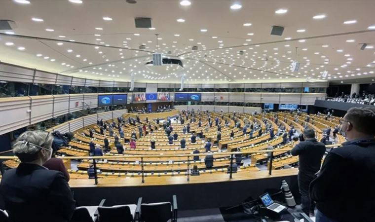 Avrupa Parlamentosu açılışında saygı duruşu