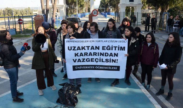 İzmir'de üniversite öğrencilerinden 'uzaktan eğitim' protestosu!
