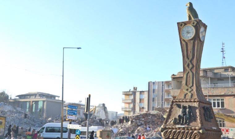 Adıyaman'da kentin simgesi Saat Kulesi'ndeki saatler 04.17'de durdu