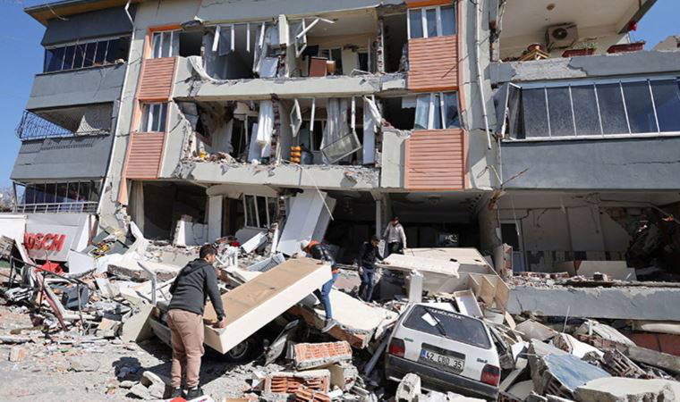 20 bin liraya hasarlı evlere giren kişiler, depremzedelerin istediği eşyaları çıkarıyor