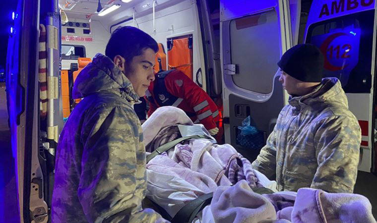 Adana'dan 30 depremzede askeri kargo uçağıyla İstanbul'a getirildi