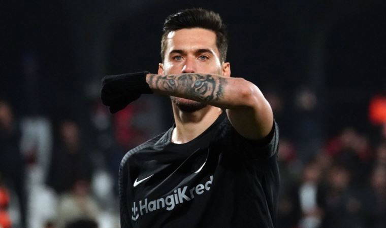 Umut Nayir deprem nedeniyle isyan etti: 'Öfkemi bastıramıyorum'