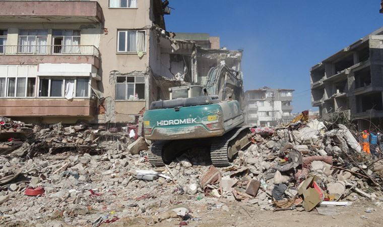 Yıkılan binanın enkazında duygulandıran not...