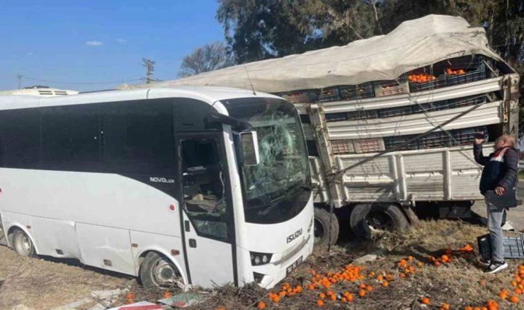 Cezaevi aracıyla kamyon çarpıştı: Çok sayıda yaralı var