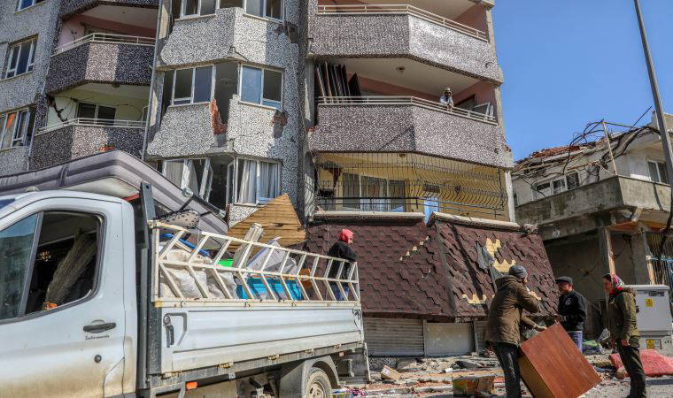 Tehlikeye rağmen hasarlı binalardaki eşyalarını aldılar