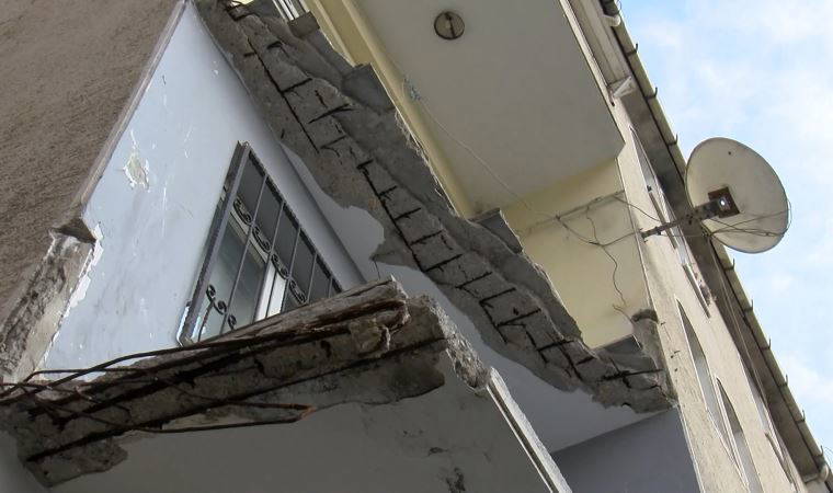 Küçükçekmece'de sitede balkon çöktü: 'Deprem oldu sandık'