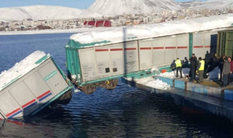 Feribot iskelesinde 2 vagon Van Gölü'ne düştü