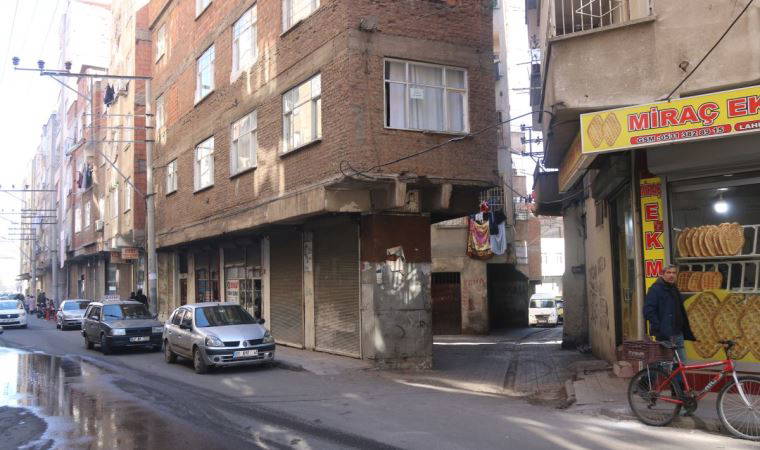 Diyarbakır'da giriş katı harici kolonu olmayan bina, depremlerden sonra hala ayakta duruyor