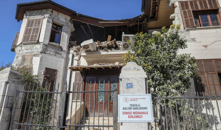 Hatay'da hasar tespit çalışmaları... Sahibine ulaşılamayan evlere 'Yıktırılacak', tarihi yerlere 'İzinsiz müdahale edilemez' yazısı