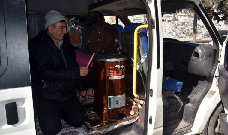 Depremzede aile, soba kurdukları minibüste kalıyor