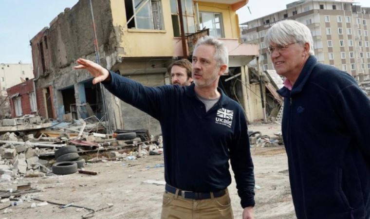 İngiltere Kalkınma Bakanı Andrew Mitchell deprem bölgesinde