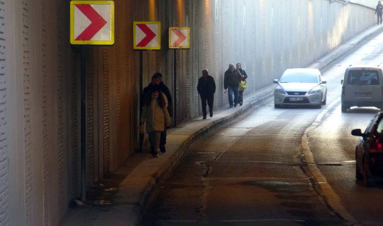Avcılar'da feci kaza! Araç geçidini kullandı, otomobilin önüne düştü...