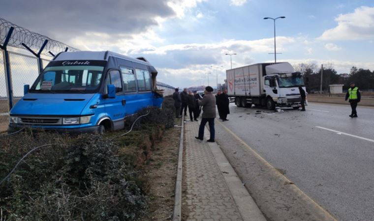 Ankara'da kamyon minibüse çarptı: Çok sayıda yaralı var