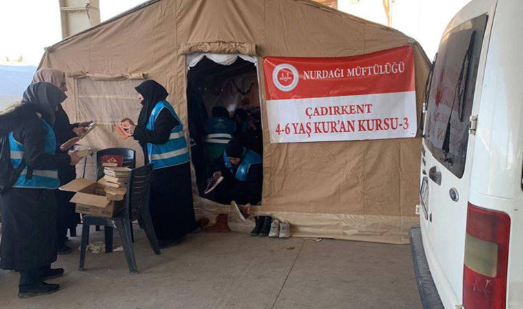 Depremzede öğrencilerin eğitimiyle ilgili tartışmalar sürerken çadır kentte Kuran kursu açıldı