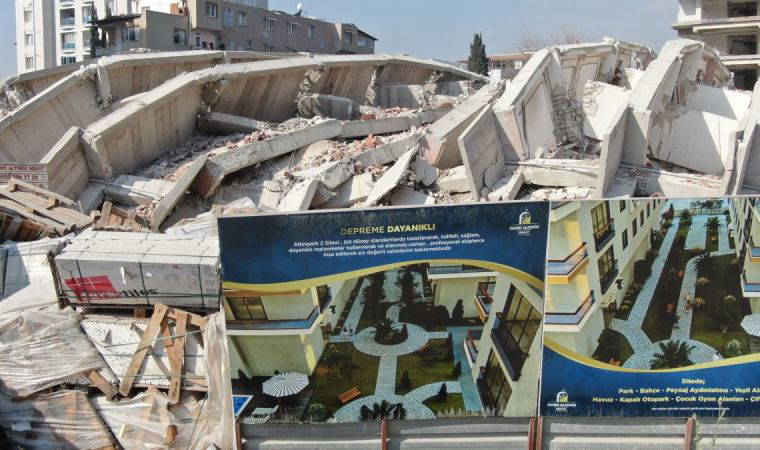 Hatay'da bir bina enkaza dönerken depreme dayanıklı levhası yıkılmadı