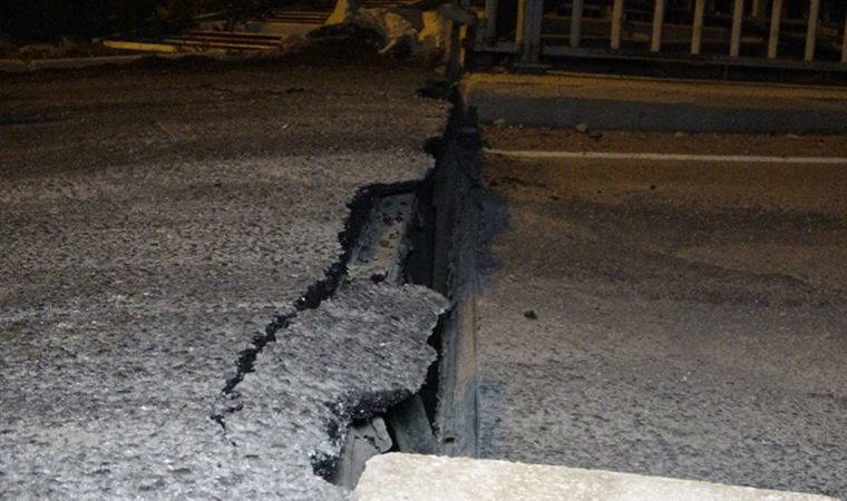 Hatay'da meydana gelen depremlerde köprü 10 santimetre aşağı çöktü