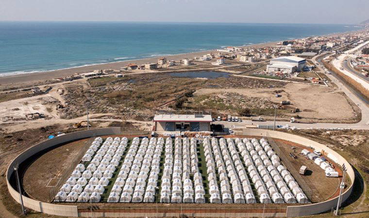 AFAD'ın deniz kıyısına kurduğu çadır kent sosyal medyada gündem oldu