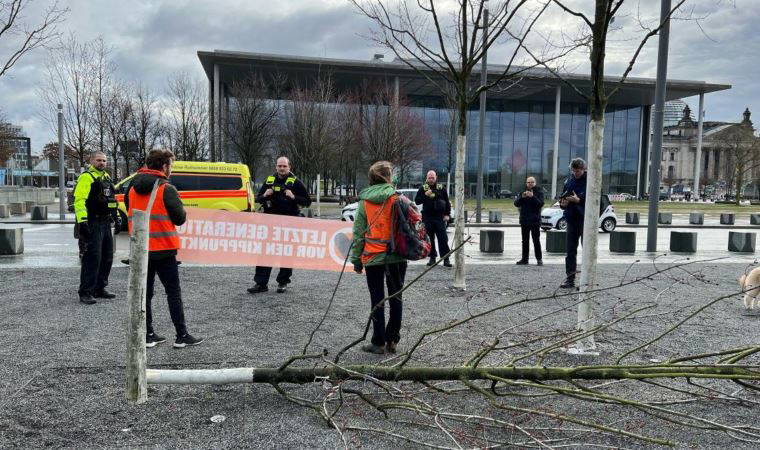 Başbakanlık ofisinin önünde ağaç kestiler...