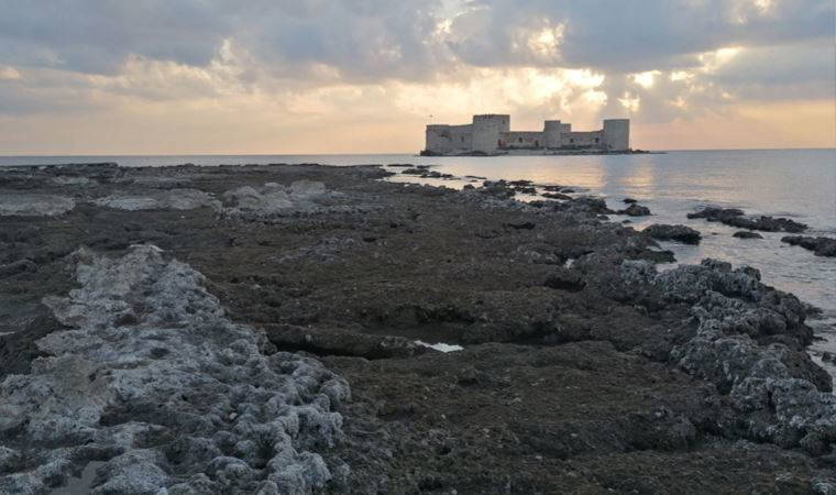 Kızkalesi'nde deniz suyu 100 metre çekildi