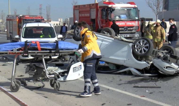 Ortalık savaş alanına döndü... İstanbul Başakşehir'de korkunç kaza: 1 ölü, 2 yaralı