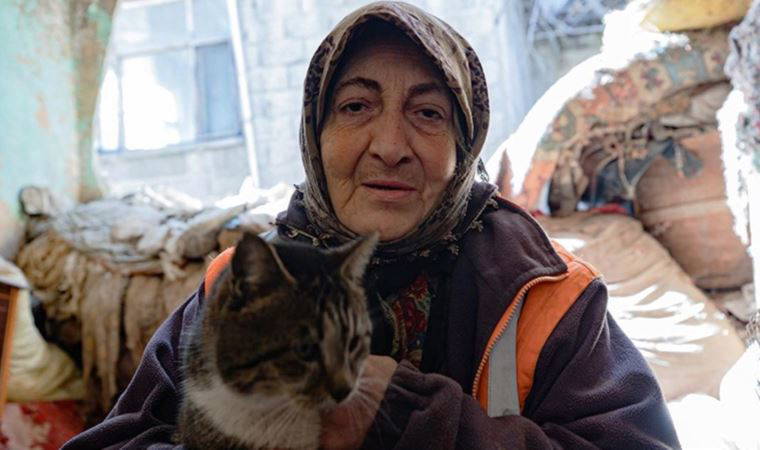 'Kedileri' için hasarlı evini terk etmiyor