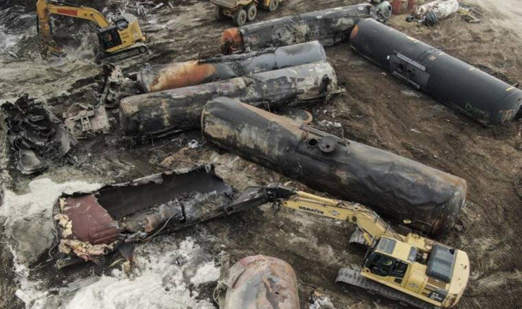 Validen kimyasal sızıntının olduğu bölgede musluk suyu içerek 'güvenli' mesajı