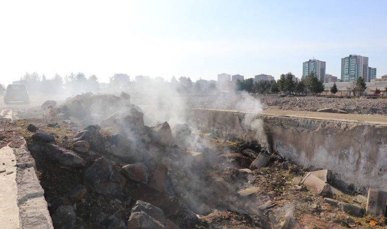 Diyarbakır’da deprem sonrası yerin altından çıkan duman 18 gündür tütüyor