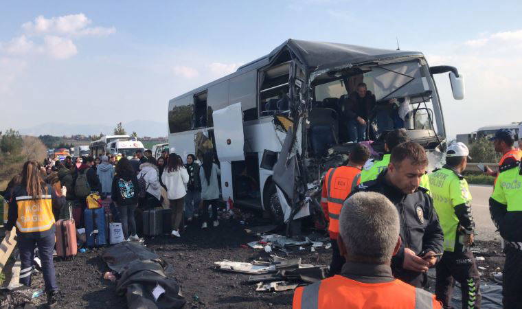 Depremzede öğrencileri taşıyan otobüs, kamyona çarptı: 2 ölü, 6 yaralı