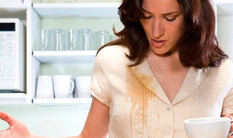 Kahve lekesinden kurtulmak hiç bu kadar kolay olmamıştı! Bu yöntemi deneyin!