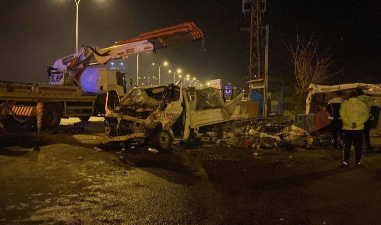 Kaza yapan iki kamyonet savrularak askeri araca çarptı: 2 ölü, 3'ü asker 4 yaralı