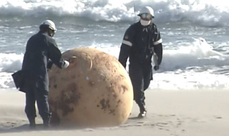 Japonya'da sahile vuran 'gizemli' küre kaldırıldı