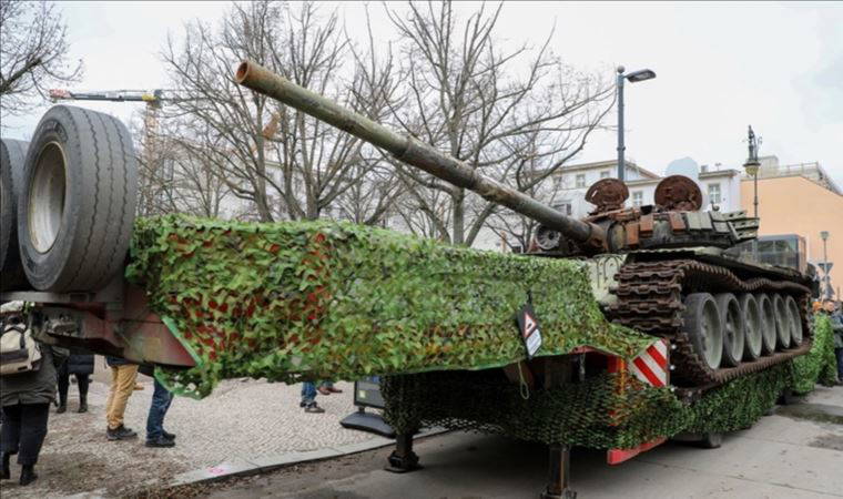 Rusya'nın Berlin Büyükelçiliğinin önüne savaşta hasar gören Rus tankı getirildi