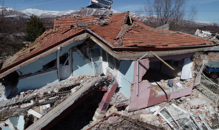 Açtığı delikle enkazdan çıktı, komşularının yardımına koştu