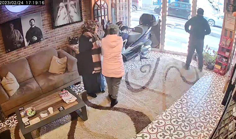 Çay ocağına silahlı saldırı: Anne-kız fotoğrafçıya sığındı