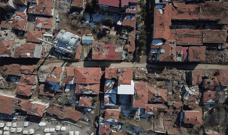 Islanan kıyafetlerini değiştirmek için girdiği binadan birkaç dakika ile kurtuldu