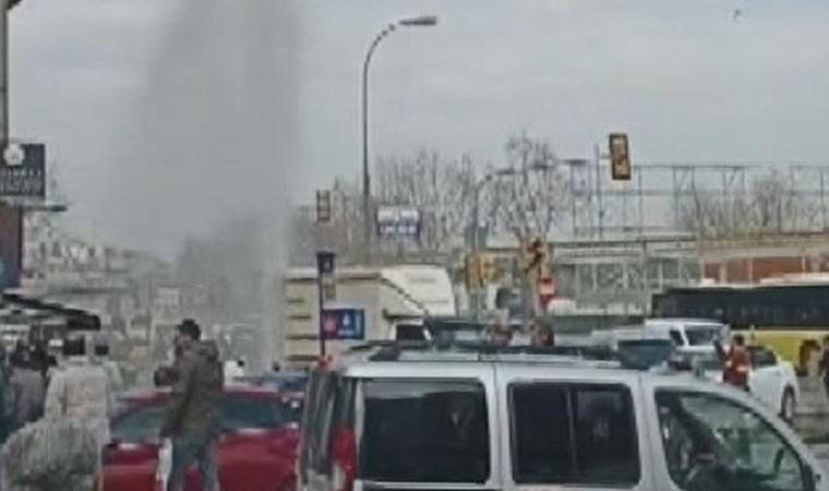 Eminönü'nde su borusu patladı, su metrelerce havaya fışkırdı