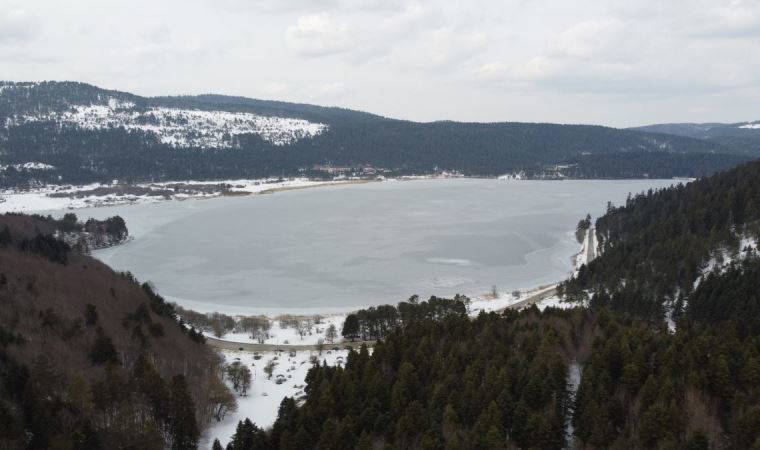 Buz tutan Abant Gölü'nden kartpostallık görüntü