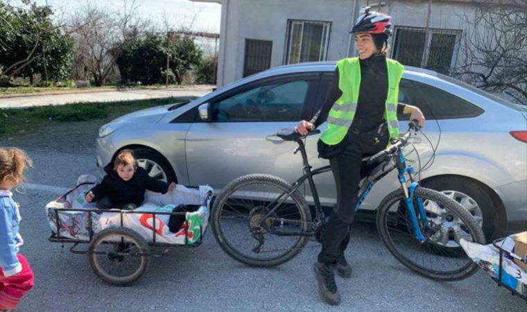 Bisikletiyle deprem bölgesinde ‘umut’ dağıttı