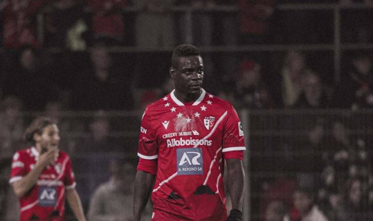 Sion forması giyen Balotelli'ye İsviçre'de tepki: Taraftar formasını yaktı