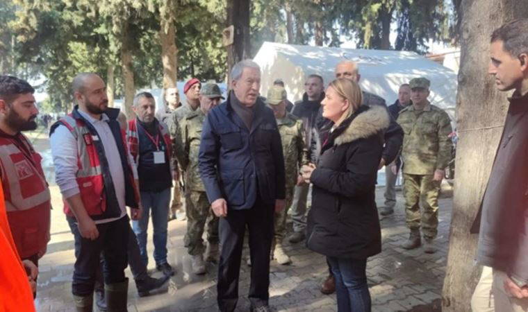 Hulusi Akar, deprem bölgesi Defne'de İzmit Belediye Başkanı Hürriyet'le bir araya geldi
