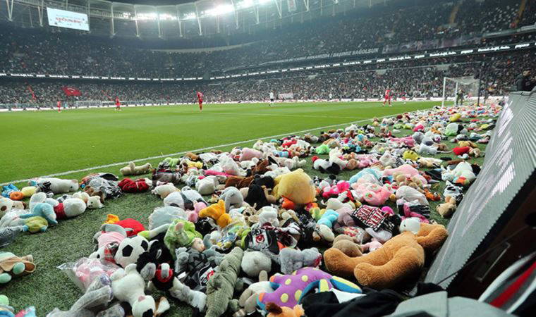 Avrupa, Beşiktaş taraftarının sahaya 'peluş oyuncak' atmasını konuşuyor