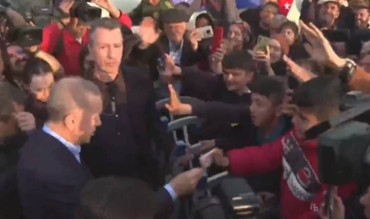 Erdoğan, Adıyaman’da depremzede çocuklara para dağıttı