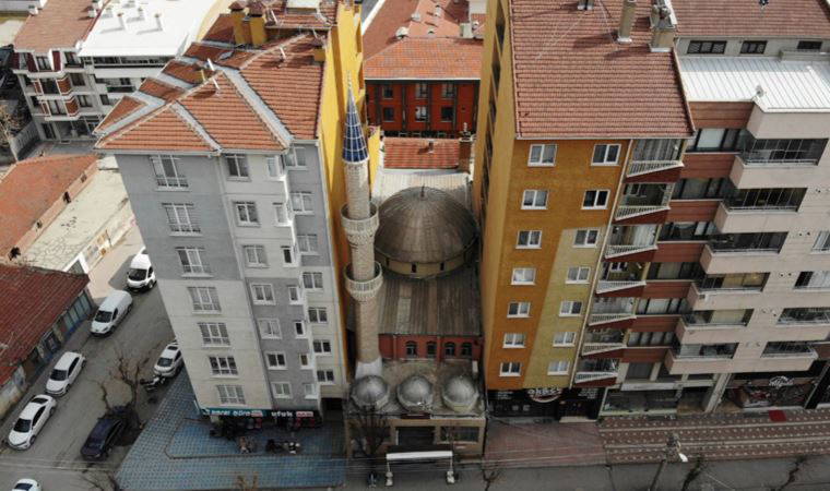 Bir garip mimari... İki apartmanın arasında sıkışıp kalan cami 'bulunamıyor': 'Günde 3-4 defa kapının önüne çıkıp camiyi gösteriyoruz'