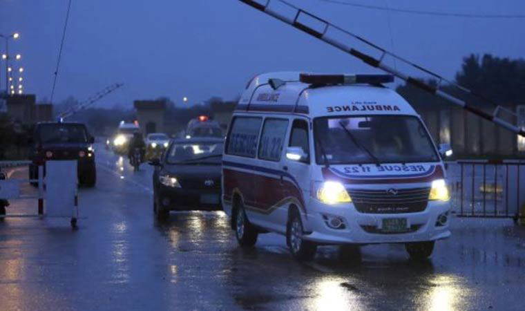 Pakistan'da otobüs ve tırın çarpışması sonucu 17 kişi öldü