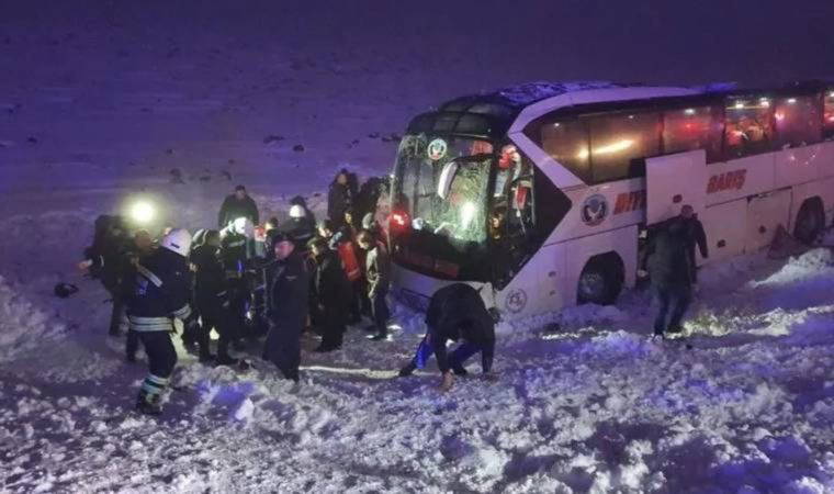 Diyarbakır'da feci kaza! Yolcu otobüsü şarampole devrildi: 30 yaralı