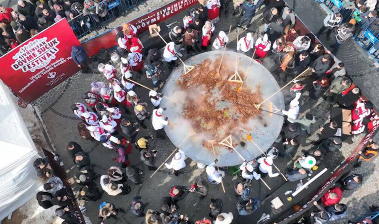 3 bin yumurta ve 450 kilo sucuk ile 'sucuklu yumurta' yapıldı! 7,5 ton sucuk 2 saatte tükendi...