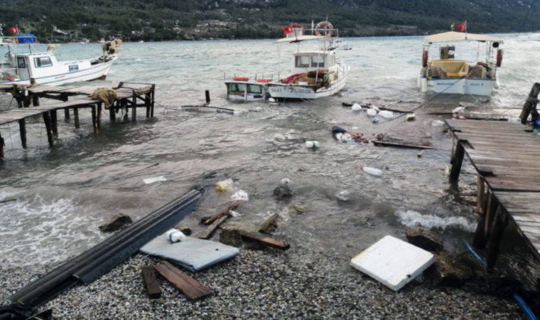 Muğla’da fırtına: Tekneler battı, iskeleler çöktü!