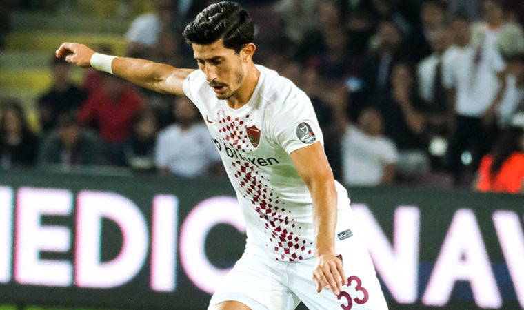 Hatayspor futbolcusu Burak Öksüz göçük altından kurtarıldı