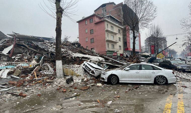 Malatya'da hasarlı binada kurtarma çalışması yapan ekipler enkazın altında kaldı